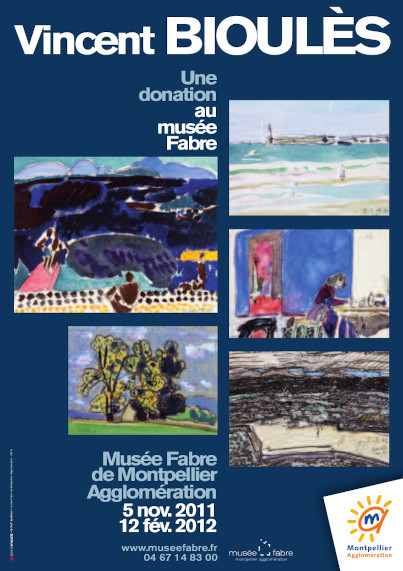 Divers tableaux de l'artiste sur un fond bleu marine