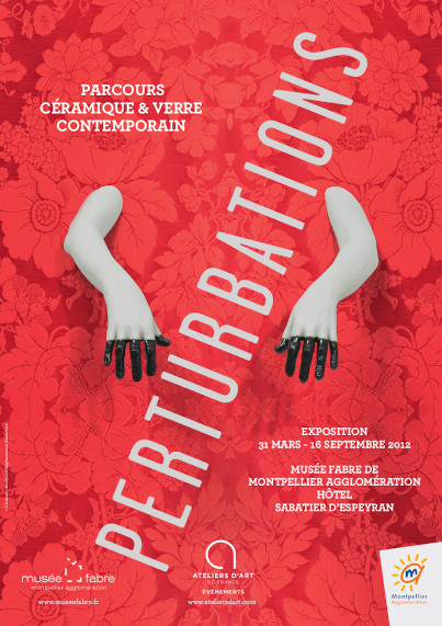 Bras sortant d'un mur