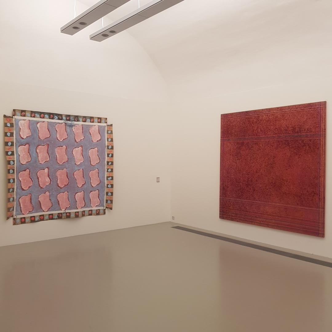 Vue d'une des salles voûtées avec deux œuvres