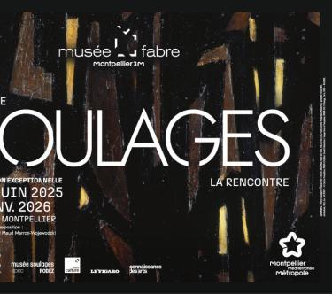 Détail d'une œuvre de Pierre Soulages, des marques noires faites avec différents outils, qui captent la lumière différemment. En surimpression en blanc, le titre et les dates de l'exposition.